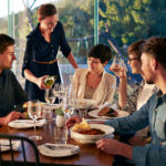 How long should guests stay for dinner?
