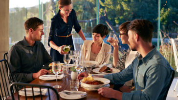 How long should guests stay for dinner?
