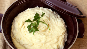 How many calories are in Cracker Barrel mashed potatoes and gravy?