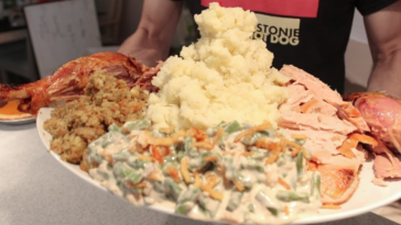 How many calories is the average American dinner?