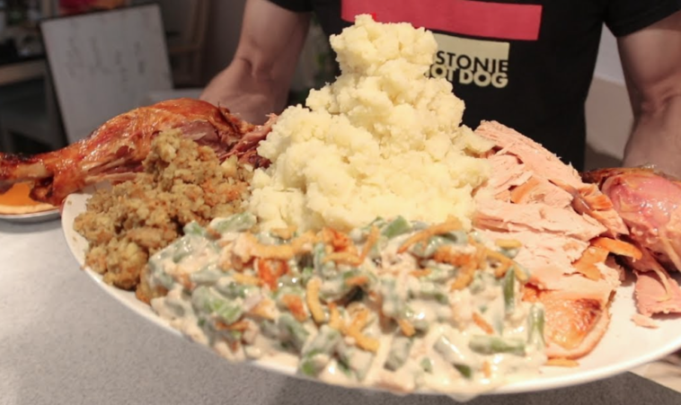 How many calories is the average American dinner?