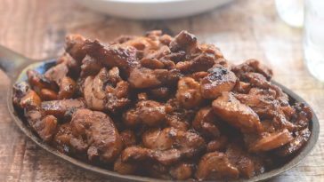 How many carbs are in Golden Corral Bourbon Street chicken?