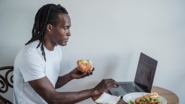 How much does a Subway make in profit?