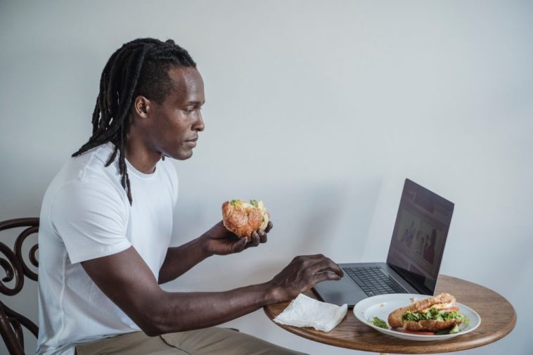 How much does a Subway make in profit?