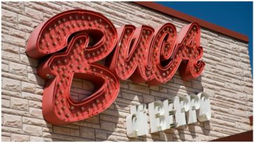 Is Buca di Beppo open on Thanksgiving?