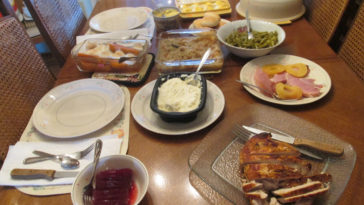 What comes with the Kroger Thanksgiving meal?