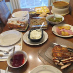 What comes with the Kroger Thanksgiving meal?