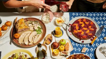 What does a traditional Thanksgiving dinner consist of?