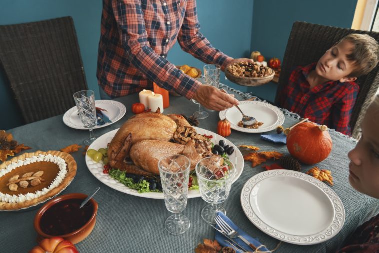 What is the average cost of a Thanksgiving feast for 10 in 2020?