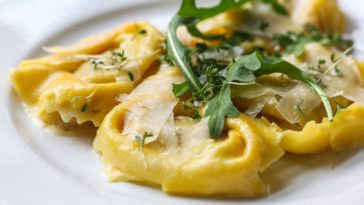 What is the difference between tortellini and tortelloni?