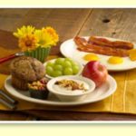 What is the lowest calorie breakfast at Cracker Barrel?