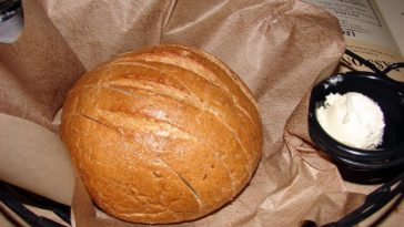 What kind of bread do they serve at Longhorn Steakhouse?