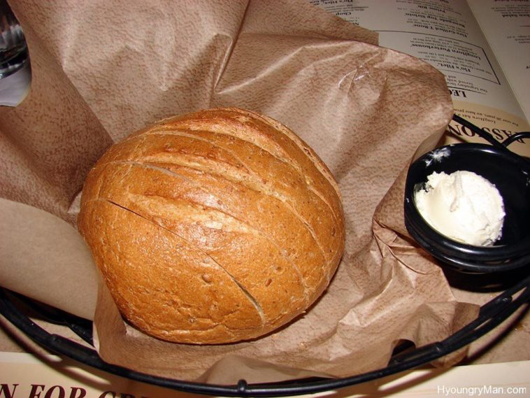 What kind of bread do they serve at Longhorn Steakhouse?