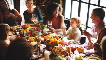 What time should guests arrive for Thanksgiving?