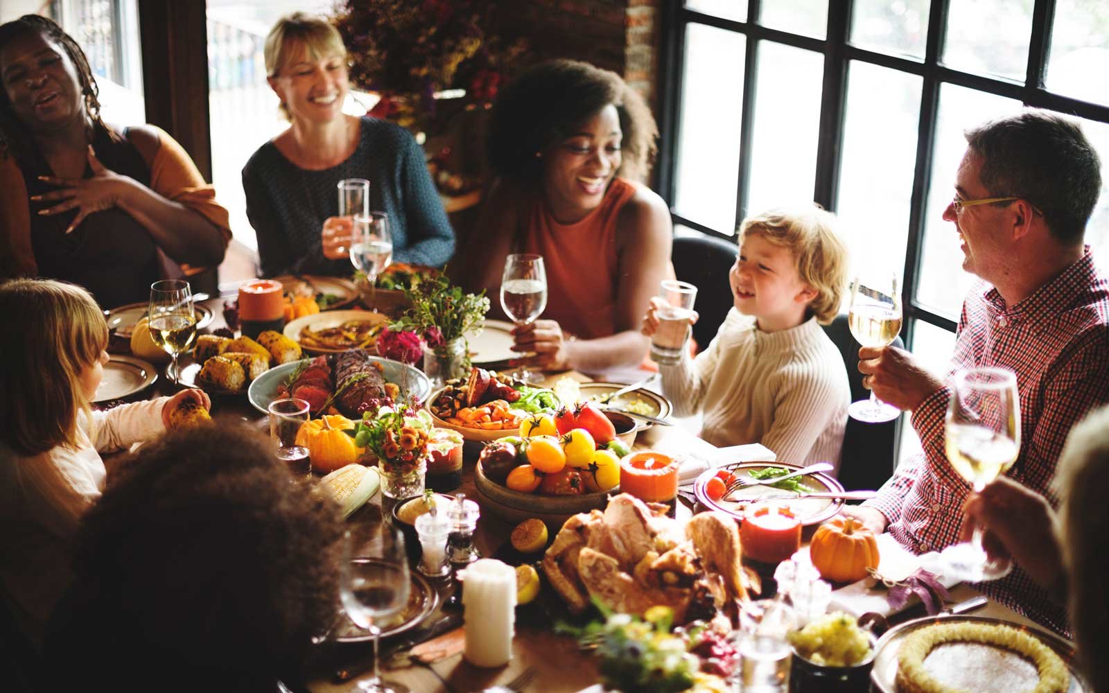 What time should guests arrive for Thanksgiving? - Foodly