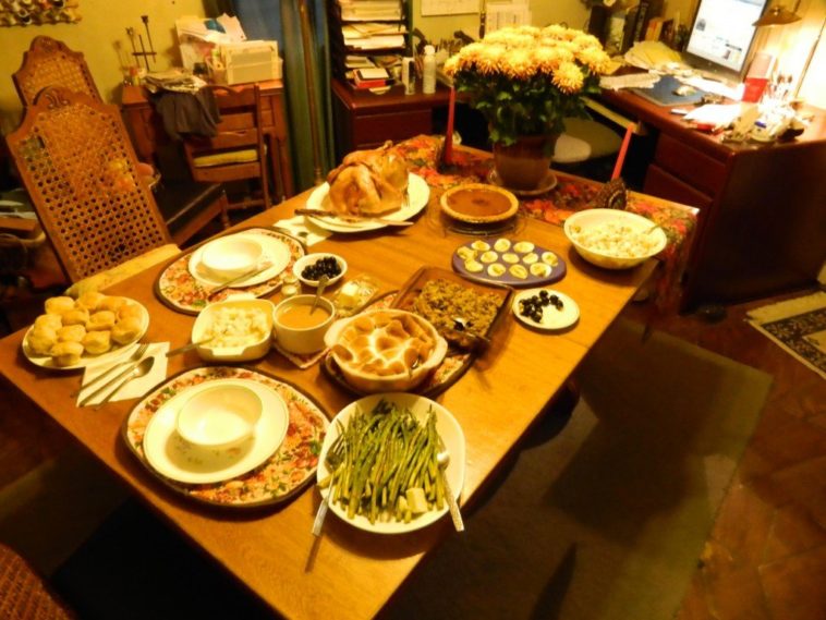 When should Thanksgiving dinner start?