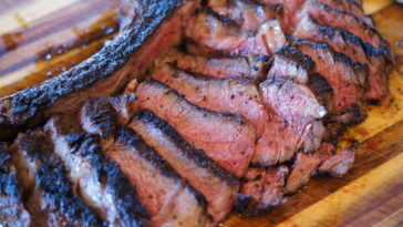 Which is better ribeye or tomahawk?