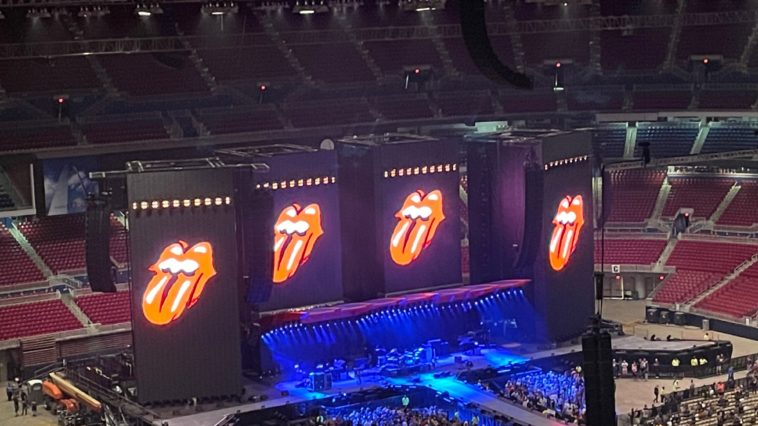 Why do they serve crackers with salad?