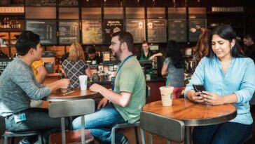 Are Starbucks employees allowed to wear nail polish?