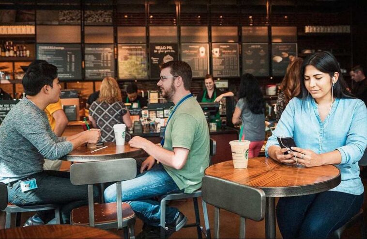 Are Starbucks employees allowed to wear nail polish?