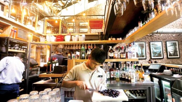 Can I work in a cafe at 17?