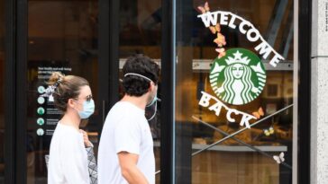 Do Starbucks employees have to wear masks?