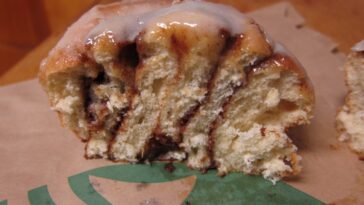 Do they have cinnamon rolls at Starbucks?