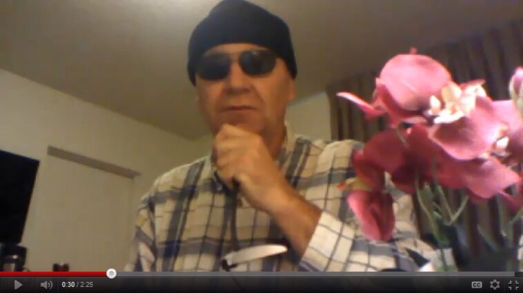 Does Ayaka's brother have a vision?