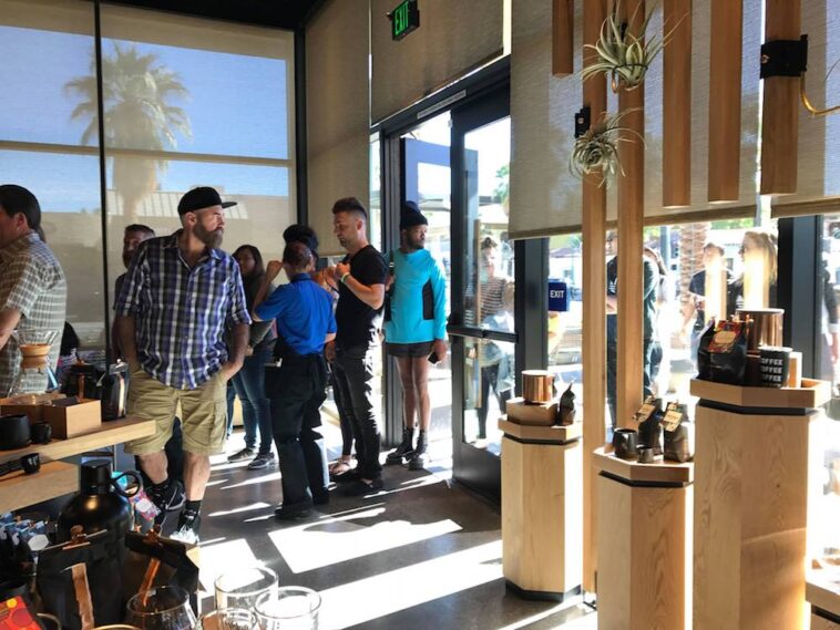 Does Palm Springs airport have a Starbucks?