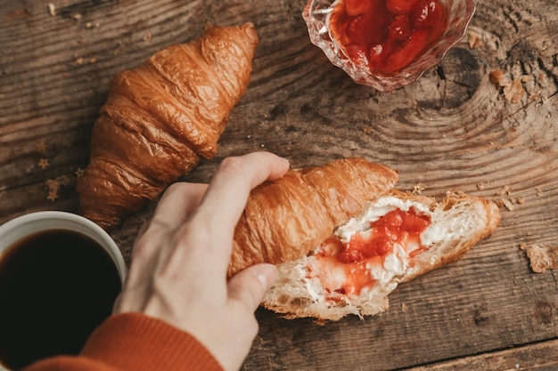 Does Starbucks have ham and cheese croissants?