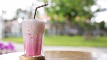 Does Starbucks pink drink have caffeine?