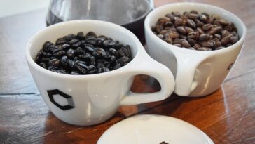 Does dark coffee have less caffeine?