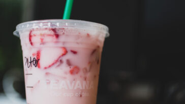 Does the strawberry acai refresher have milk?
