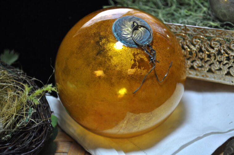 How can you tell a Kugel ornament?