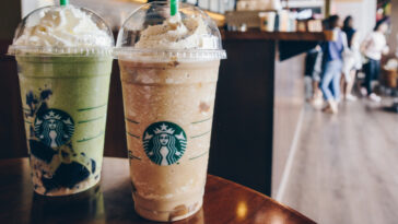 How do you get free drinks on the Starbucks app?