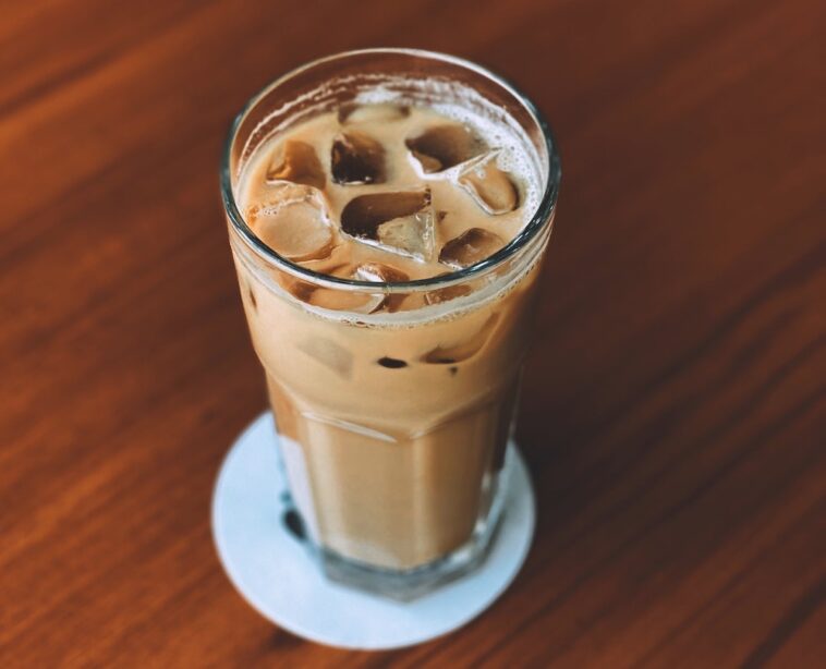 How do you make an iced latte barista?