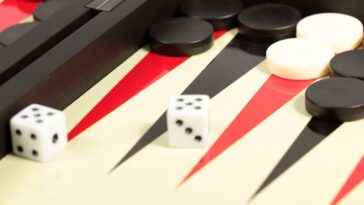 How do you play the Starbucks game?