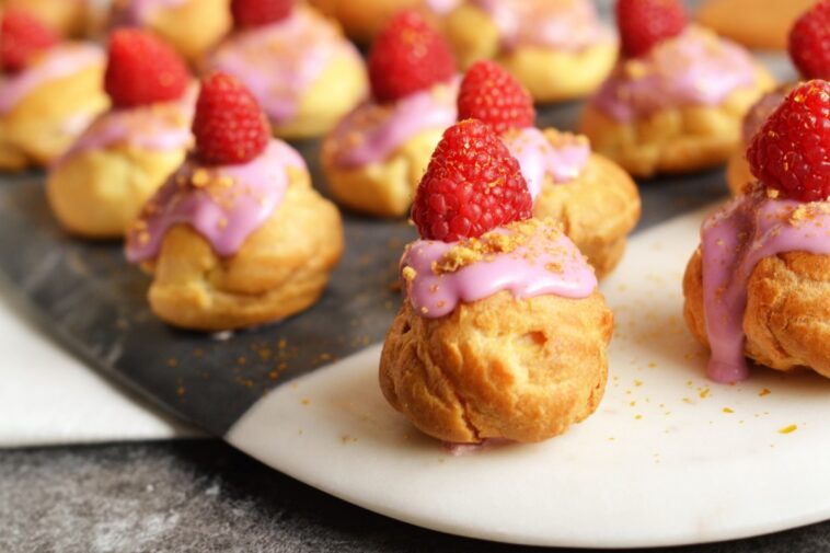 How do you pronounce choux bun?