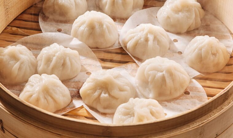 How do you pronounce pork xiao long bao?
