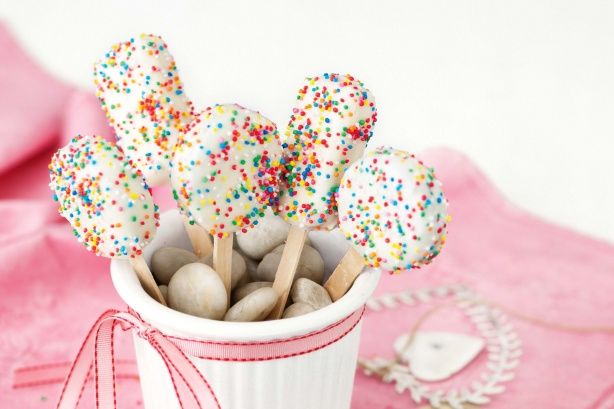 How do you thin out melting chocolate for cake pops?