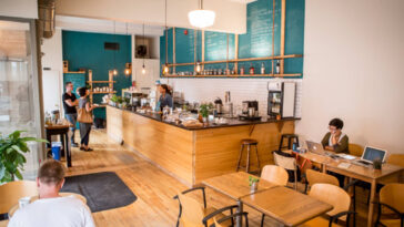 How long is it OK to study in a cafe?