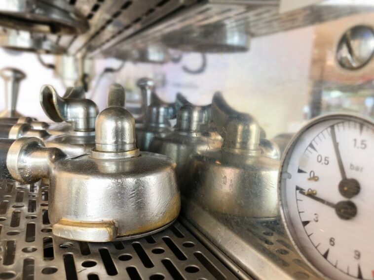 How many bars of pressure is good for espresso?