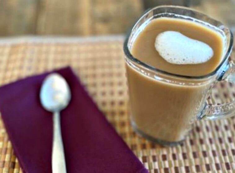 How many calories are in an iced apple crisp macchiato with almond milk?