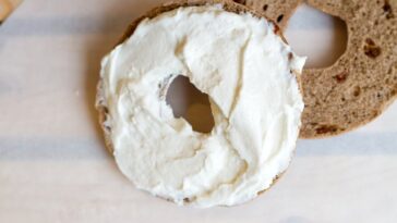How many calories in half a plain bagel with cream cheese?