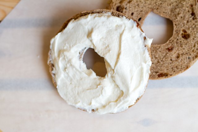 How many calories in half a plain bagel with cream cheese?