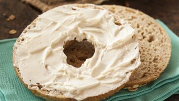 How many calories is a bagel with cream cheese?