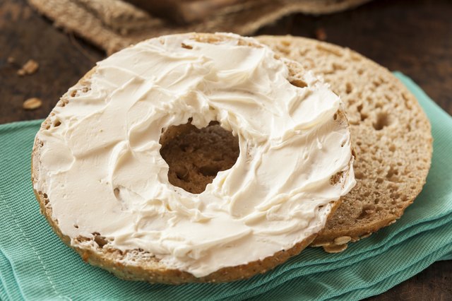 How many calories is a bagel with cream cheese?