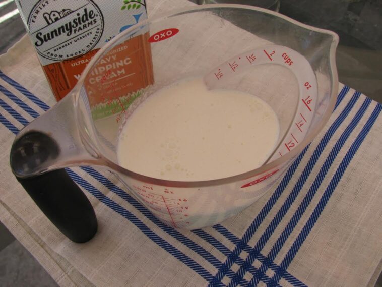 How many calories is in a splash of heavy cream?