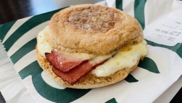 How many carbs are in a bacon Egg Wrap from Starbucks?