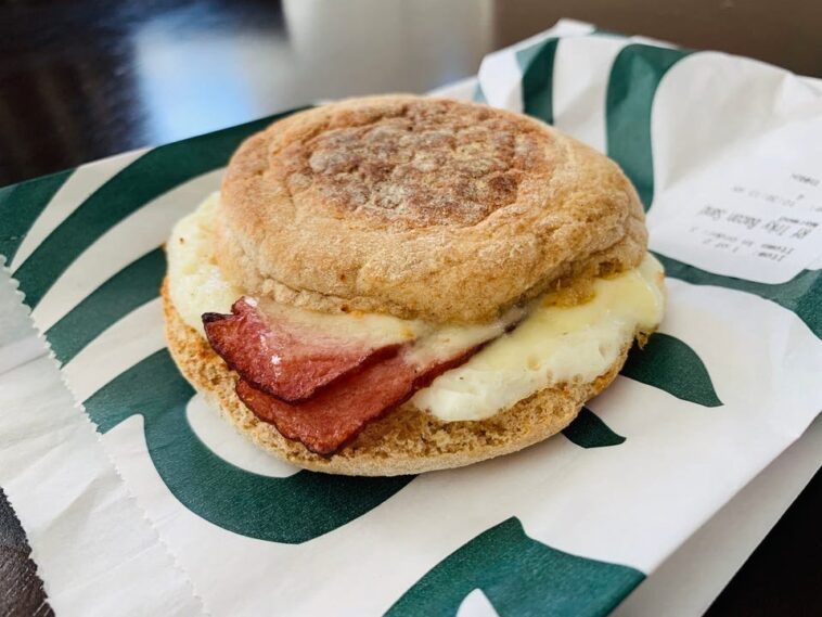 How many carbs are in a bacon Egg Wrap from Starbucks?